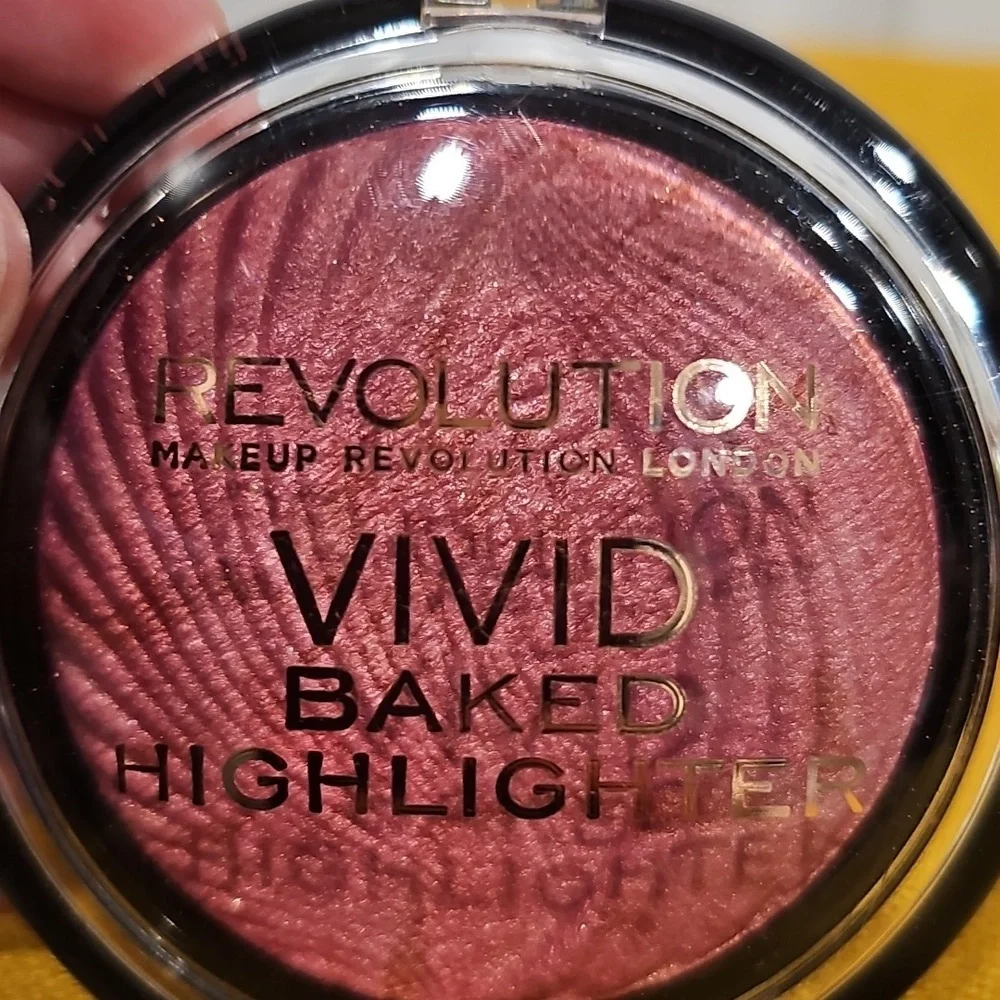 Revolution-Vivid Baked Highlighter Rose Gold Lights Highlighter 0.26 Oz